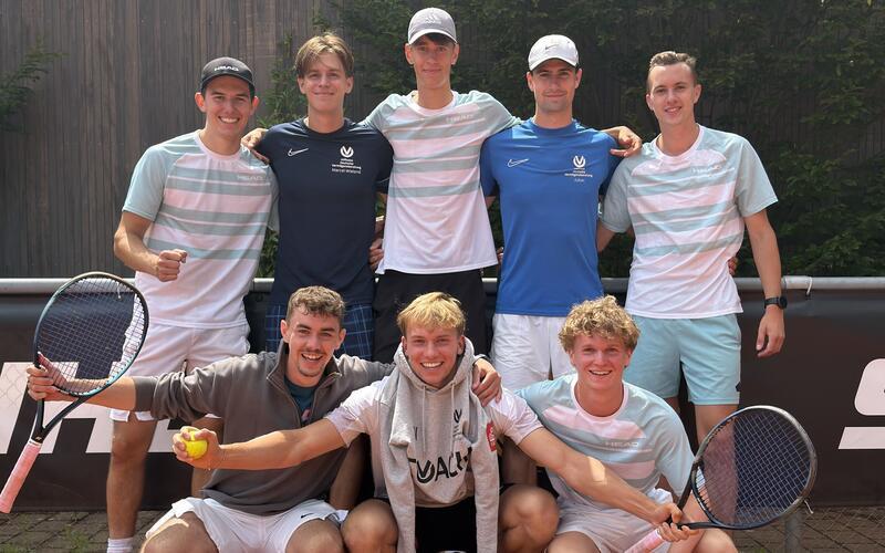 Das junge Team des TC Herrenberg III schaffte den Aufstieg in die Bezirksliga mit (hintere Reihe von links) Nelio Vischer, Till Knapp, Jano Stiegen, Julian Wörner, Simon Tripps, (vorne von links) Sascha Tripps, Ole Vischer und Levin Dittus. GB-Foto: gb