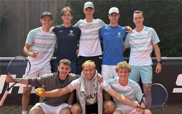 Das junge Team des TC Herrenberg III schaffte den Aufstieg in die Bezirksliga mit (hintere Reihe von links) Nelio Vischer, Till Knapp, Jano Stiegen, Julian Wörner, Simon Tripps, (vorne von links) Sascha Tripps, Ole Vischer und Levin Dittus. GB-Foto: gb