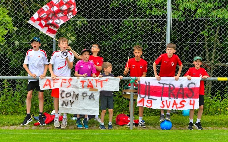 „Das klingt nach Zusammenhalt und Freundschaft“: Als SV Affstätt Company stärken die D-Jugendlichen des SVA dem Aktiventeam den Rücken. GB-Foto: Gebhardt