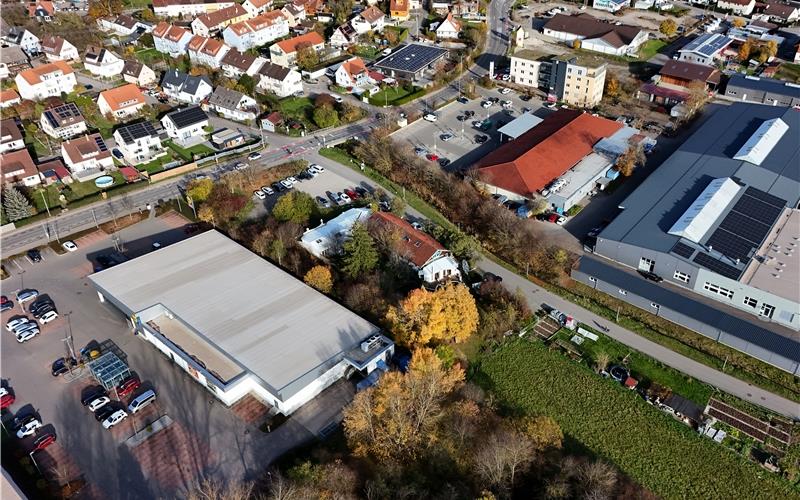 Das landläufig als „Spätzle-Mall“ bekannte Areal an der Nagolder Straße in Pfäffingen beherbergt mehrere Einkaufsmärkte, Firmengebäude und eine Brachfläche, die nach dem Brand eines Fachmarkt-Gebäudes zurückgeblieben ist. GB-Foto (Archiv): Reichert