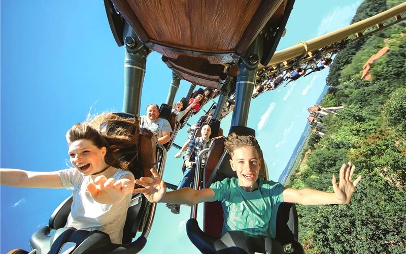 „Gäubote“-Familien-Tour: Die Wildsau-Schenke lädt zur Einkehr ein Das macht Spaß: Durch die Lüfte in Tripsdrill.GB-Foto: Erlebnispark Tripsdrill