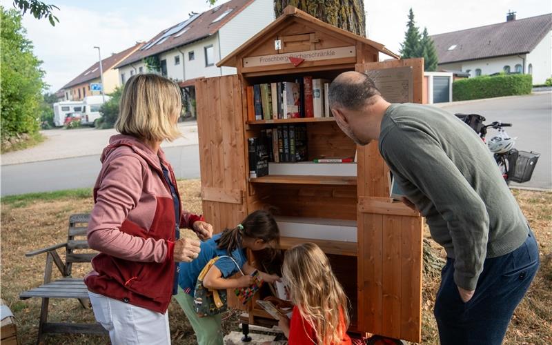 Das offene Bücherregal am Froschberg ist eine Initiative von Bernd Schlanderer. GB-Foto: Dettenmeyer