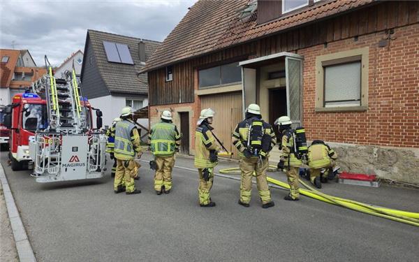 Das qualmende Haus steht zum Glück leer. Auch die Drehleiter aus Herrenberg war vor Ort. GB-Foto: SDMG/Dettenmeyer