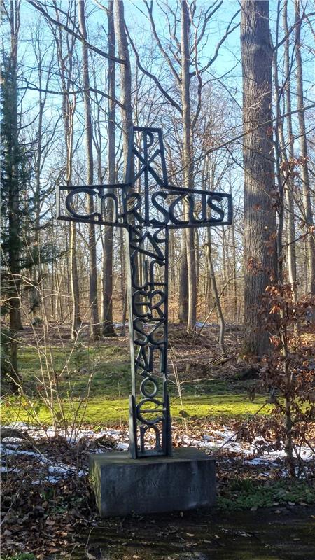 Das schön gestaltete Eisenkreuz mit der Inschrift "Christus auferstanden" befind...