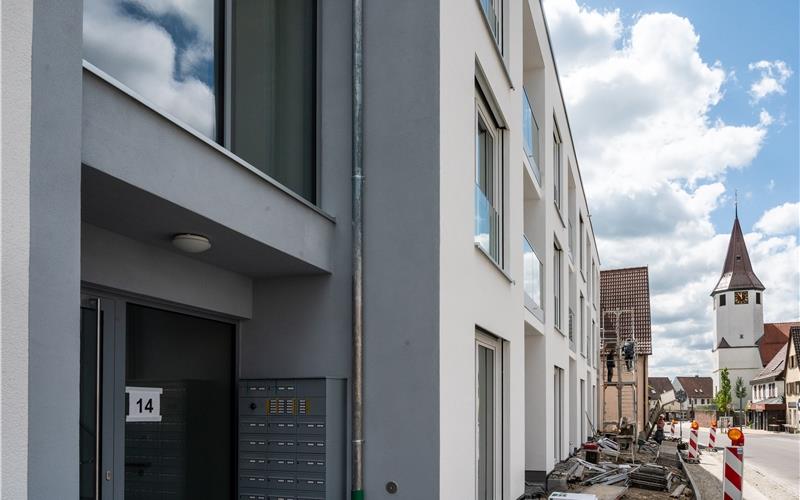 Das seniorengerechte Wohnhaus in der Herrenberger Straße ist so gut wie fertig. Die Außenanlage ist im Werden. GB-Fotos: Schmidt