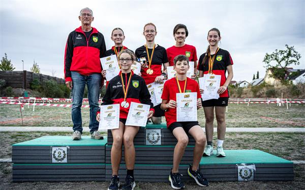Das stolze Bogenlauf-Team des Schützenvereins Bondorf mit (hinten von links) Trainer Klaus-Peter Danner, Sophie Wohlbold, Ronja Aichele, Elia Rothfuß, Tabea Gamerdinger, (vorne von links) Ella Strübin und Jona Daumiller. GB-Foto: gb