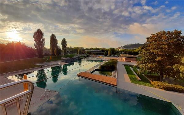 Das tägliche Reinigungsfenster von 8 bis 10 Uhr sowie die beiden zur Regeneration und Reinigung vorgesehenen Vormittage montags und freitags werden im Naturfreibad beibehalten. GB-Foto: gb