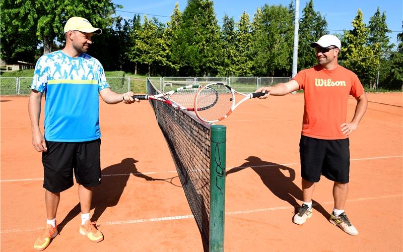 Das gesellige Element kommt vielen zu kurz Das übliche Händeschütteln der Spieler wird in Corona-Zeiten beim Tennis entfallen – die Herrenberger Trainer Dino (rechts) und Fabio Mancarella machen die Abstandsbegrüßung mit dem Berühren der beiden Tennisschläger-Flächen mustergültig vor GB-Foto (Archiv): Holom
