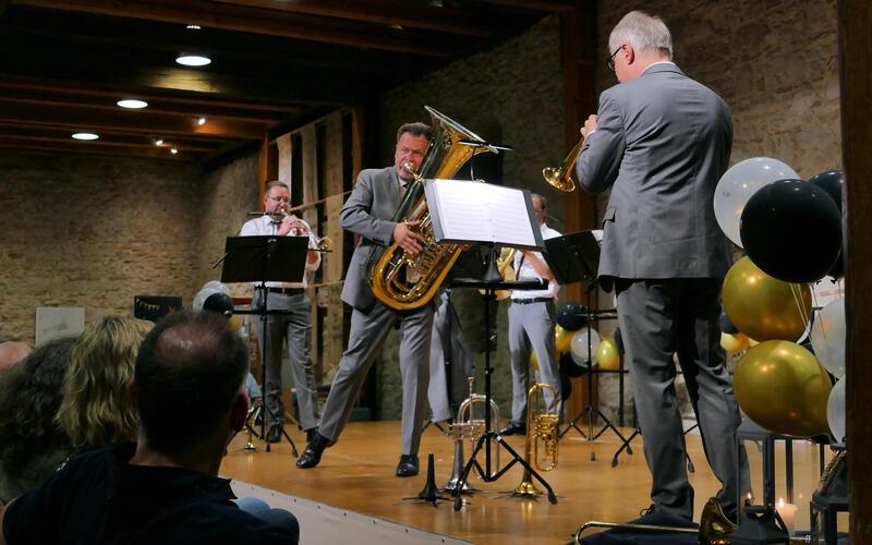 Das vor 17 Jahren gegründete Posaunenquintett „Classic Brass“ besticht nicht zum ersten Mal in Bondorf mit absoluten Profis, auf diesem Bild vorne mit Tuba-Solo: Roland Krem. GB-Foto: Stadler