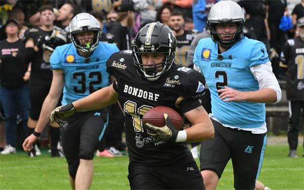 Das war eine der Sternstunden von Oliver Fritsch im Trikot der Bondorf Bulls: Im August 2025 gelangen ihm im Duell gegen die Kornwestheim Cougars gleich drei Touchdowns. GB-Foto: Schittenhelm