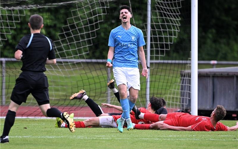 „Übergebe den VfL Nagold auf dem Höhepunkt“ Das war’s für den FC Wangen (am Boden liegend): Christos Thomaidis hat am Mittwoch im ersten Relegationsspiel für seinen VfL Nagold mit dem Treffer mit dem 2:0 den Deckel draufgemacht. GB-Foto: Ulmer