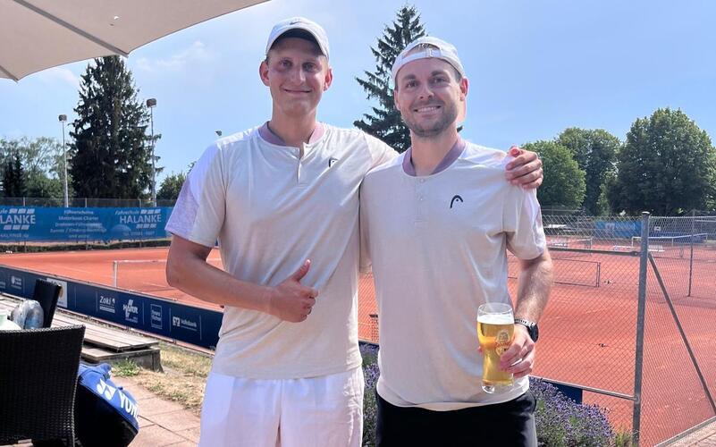 Daumen hoch für den Klassenerhalt in der Verbandsliga: Jonas Brezing (links) mit Herrenbergs Sportwart Thilo Notter. GB-Foto: gb