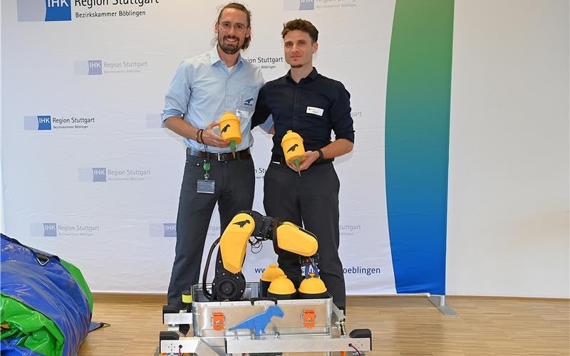 David Frey (von links) und Pascal Koch mit dem Modell ihres fahrenden Roboters. In ferner Zukunft könnte der Rover auf dem Mond zum Einsatz kommen.GB-Foto: Reichert
