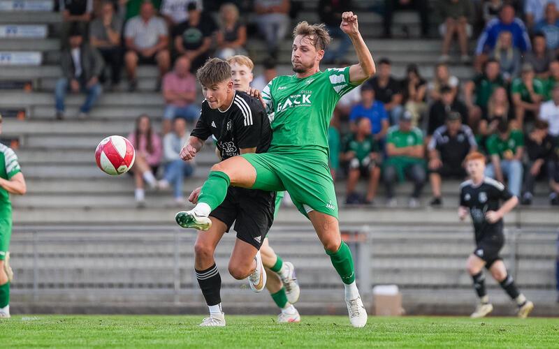 David Weinhardt (rechts/im Duell mit Deckenpfronns Matthias Mergel) bringt aus vielen Jahren in der Landes- und Verbandsliga auch eine gehörige Portion körperliche Robustheit im Zweikampf mit. GB-Foto: Eibner/La Rocca