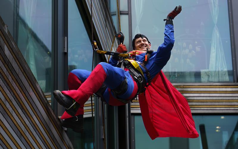 De akrobatische Aktion zog die Kinder in ihren Bann. GB-Foto: SDMG/Dettenmeyer