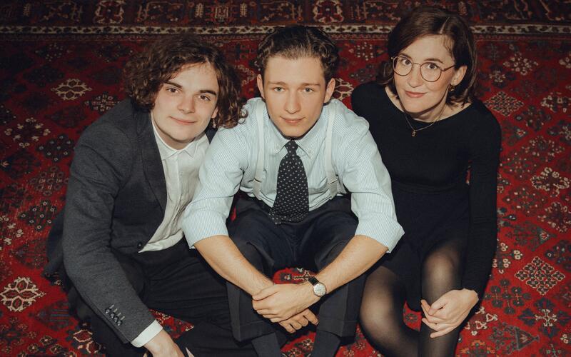 Deckenpfronn – Das Hannes Klemme Trio – ein klassisches Pianotrio – kommt am Samstag, 28. März, ins Deckenpfronner Tennental. Der Stil der Mainzer Band setzt sich zusammen aus Einflüssen von Swing, Traditional Jazz, Blues und Gospel. Das Konzert im Großen Saal beginnt um 17 Uhr. Als Klangvorbilder dienen die Klaviertrios der 1960er Jahre. gb/GB-Foto: Franziska Gill