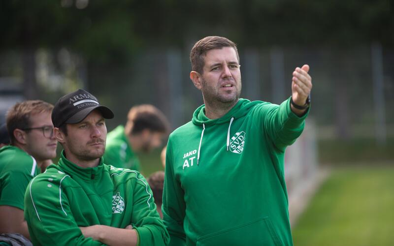 Deckenpfronns Trainer Alex Thies (rechts) attestiert seiner Mannschaft eine „nahezu perfekte Rückrunde“. GB-Foto: Schmidt