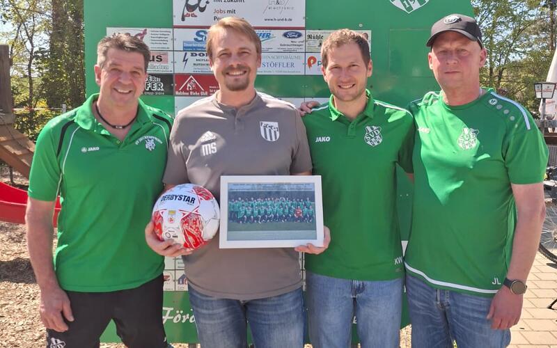 Deckenpfronns Vereinsvertreter Ralf Paulus (links), Kevin Wolf (2. von rechts) und Jens Link (rechts) bedankten sich bei Gärtringens Vereinsvorstand Matthias Stevens für die bereitgestellte Platzalternative mit einem Präsent. GB-Foto: Holzapfel