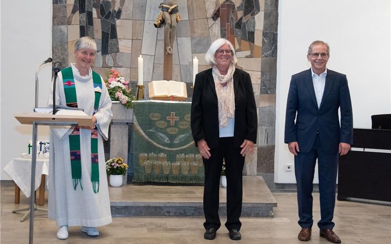 Mit viel Herzblut, Achtsamkeit und Klarheit Dekan Eberhard Feucht bedachte Inge Eißler (Mitte) mit der Brenz-Medaille. Links Pfarrerin Christine Knoll GB-Foto: Vecsey