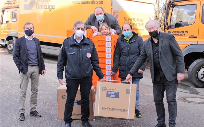 Dem DRK werden die Corona-Schutzmasken übergebenGB-Foto: gb