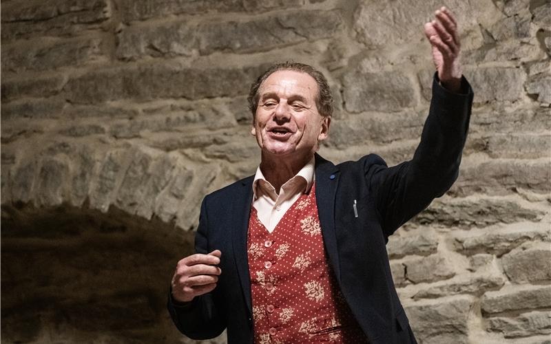 Dem poetischen Herbstabend mit Bernhard Hurm in der Zehntscheuer sind nicht alle Besucher gewachsen. GB-Foto: Schmidt