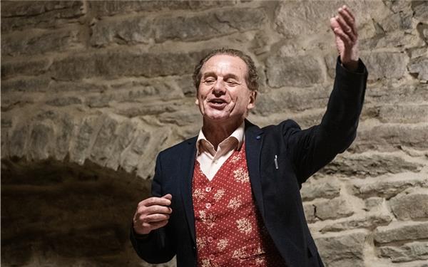 Dem poetischen Herbstabend mit Bernhard Hurm in der Zehntscheuer sind nicht alle Besucher gewachsen. GB-Foto: Schmidt