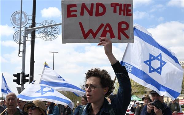 Demonstranten fordern vor dem Regierungsgebäude in Israel die Rückkehr der Geisel in Folge des Hamas-Angriffs. GB-Foto (Symbolbild): Picture Alliance/ Debbie Hill