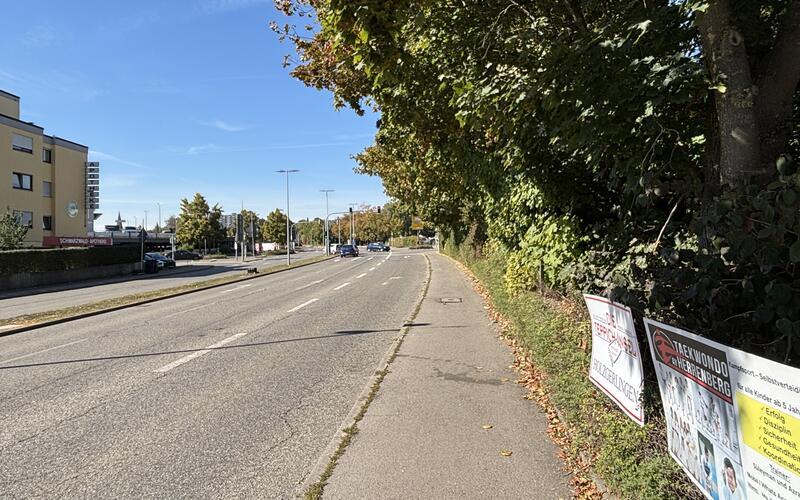 Den Gemeinderäten ist der Fuß- und Radweg entlang der Nagolder Straße nicht breit genug. GB-Foto: gb