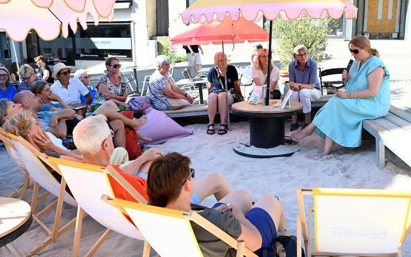 Den Herrenberger Strand unter den Füßen, jenen in Andalusien vor dem geistigen Auge: Nelly Bergmann (rechts) nahm ihre Zuhörer bei einer Lesung mit in die Eskapaden ihrer Romanfigur. GB-Foto: Holom