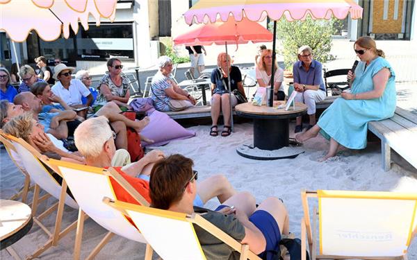 Den Herrenberger Strand unter den Füßen, jenen in Andalusien vor dem geistigen Auge: Nelly Bergmann (rechts) nahm ihre Zuhörer bei einer Lesung mit in die Eskapaden ihrer Romanfigur. GB-Foto: Holom