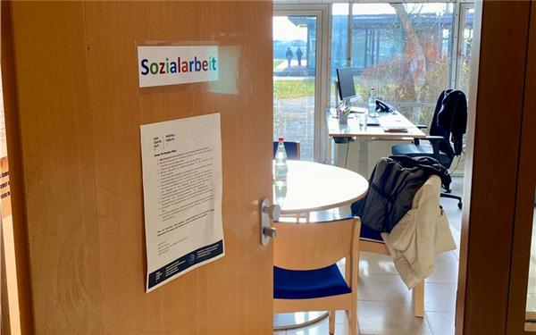 Den Jugendlichen steht die Tür der Schulsoziarbeit an der Hilde-Domin-Schule immer offen – die Stellenkürzung könnte sie aber ein Stück weit schließen. GB-Foto: gb