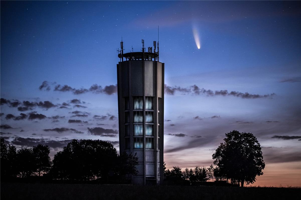 Den Kometen Neowise über dem Oberjettinger Wasserturm in der Morgendämmerung hat...