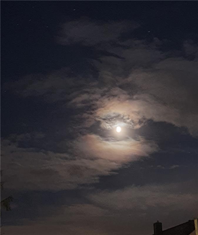 Den Kuppinger Mond, gut in Wolken eingebettet, hat Sabine Humm am Nachthimmel en...