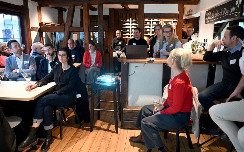 Den Netzwerkabend für Unternehmer im Gasthaus Lamm eröffnete Marion Beck von der städtischen Wirtschaftsförderung (hinter dem Tresen). GB-Foto: Holom