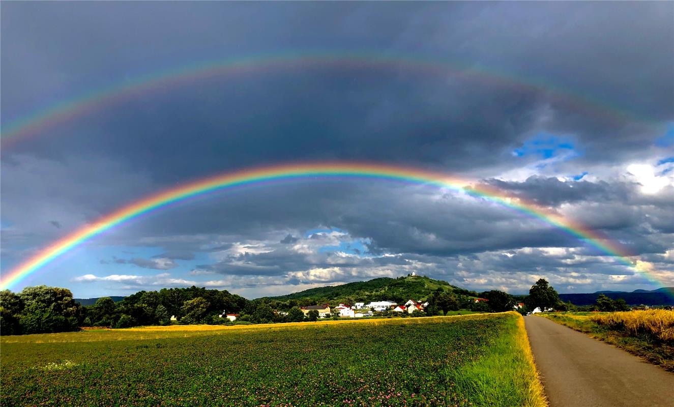 Den Regenbogen über der Wurmlinger Kapelle hat Eckbert Kaiser aus Hailfingen von...