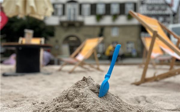 Den Sand vom „StrandSommer“ in Herrenberg auf dem Marktplatz können Bürger nach der Veranstaltung und von einer Fachfirma abholen. GB-Foto: Stadt Herrenberg