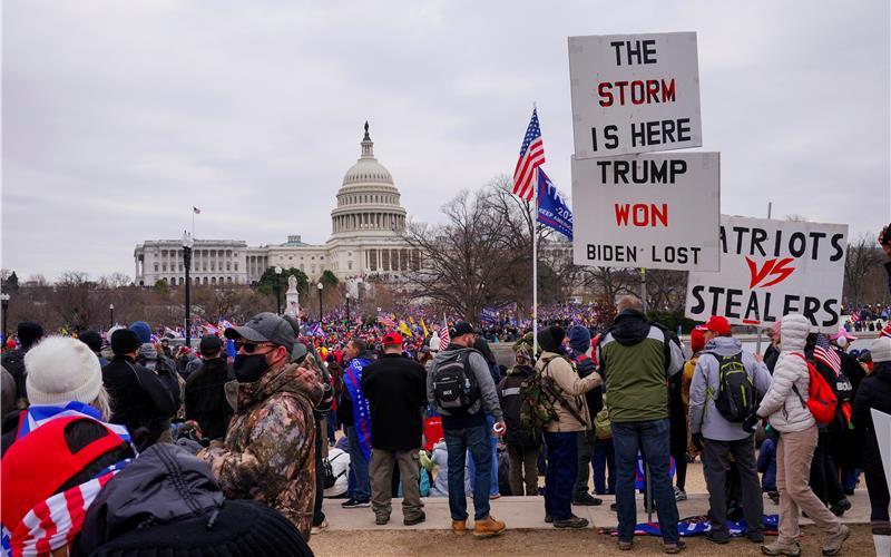 Den Sturm auf das Kapitol in Washington D.C. in 2021 sieht Michael Butter durch Verschwörungstheorien seitens Donald Trump befeuert. GB-Foto: picture alliance/John Nacion