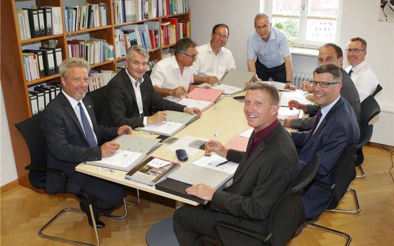 Der neutrale Blick von außen wird gestärkt Den Vertrag unterzeichneten (im Uhrzeigersinn von links) Matthias Bock, Bernd Dürr, Johannes Buchter, Daniel Gött, Eberhard Feucht, Hans Michael Burkhardt, Marcel Hagenlocher, Matthias Schöck und Ingolf Welte GB-Foto: Bäuerle