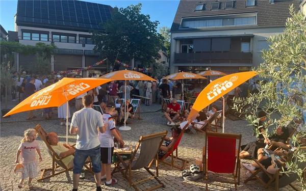 Den ersten Sundowner in Mötzingen organisierte der Gewerbeverein: Ein bunter Farbtupfer vor Sonnenuntergang. GB-Fotos: Baum/gb