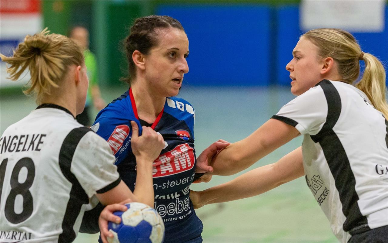 Denise Engelke (SV Werder Bremen #18), Carolin Tuc (SG H2Ku Herrenberg #07) und ...