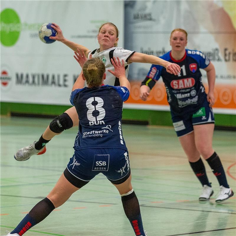 Denise Engelke (SV Werder Bremen #18) gegen Aylin Bok (SG H2Ku Herrenberg #08) /...