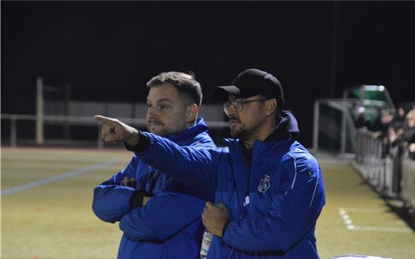 Dennis Özkan (links) und Patric Hauser, das Trainerduo des SV Oberjesingen, waren gestern Abend im Verfolgerduell in Altdorf mit ihrem Latein am Ende.GB-Foto: Zvizdiç