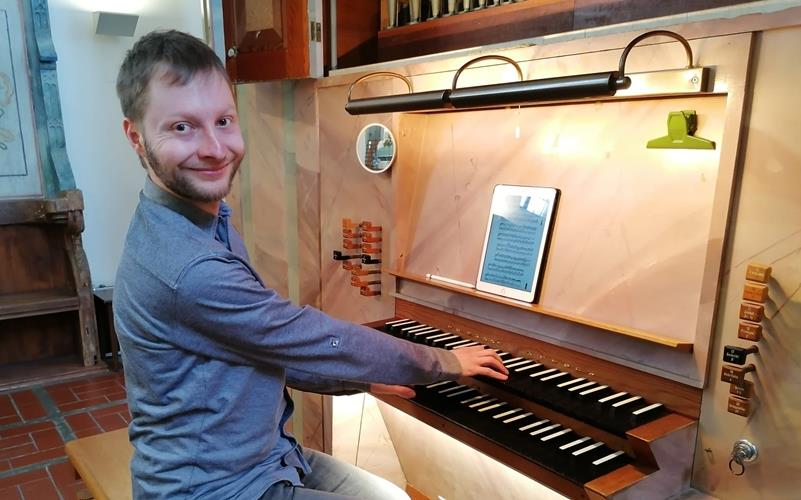 Der 28-jährige Organist und Komponist Hannes Britz, der aus Kehl stammt und in Berlin lebt, begeisterte an der neu renovierten Orgel in der Kuppinger Stephanuskirche. GB-Foto: Bruer