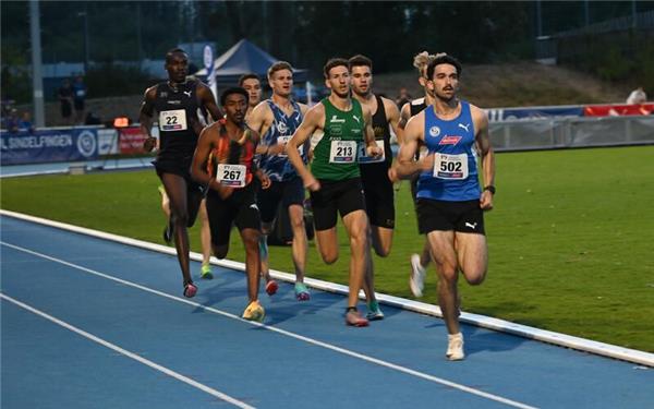 Der 800-Meter-Lauf der Männer. Der Sindelfinger Angelos Tsimopoulos, 400-Meter-Läufer, hat die Aufgabe als Hase übernommen und auf den ersten 600 Metern für Tempo gesorgt. Tim Holzapfel (Nr. 213) gewann das Rennen. GB-Foto: Reichert