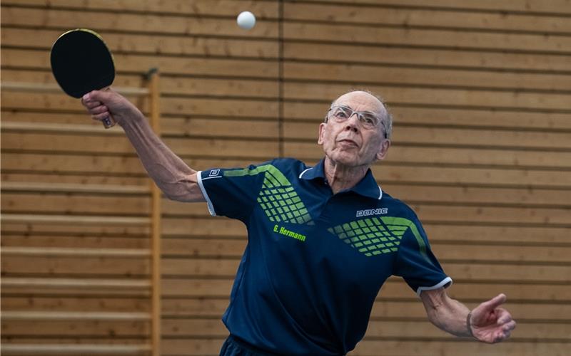 Der 82-jährige Gerhard Hermann ist ein Musterbeispiel für das Motto „Tischtennis als Lifetime-Sportart“. GB-Foto: Schmidt