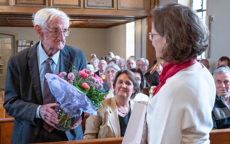 Der 90-jährige Posaunenchorgründer Günter Reutter ließ sich den Jubiläumsauftritt ebenfalls nicht entgehen. GB-Foto: Vecsey
