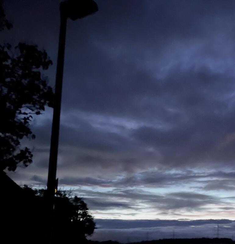 Der Abend begrüßt im zarten Lichterschein die Nacht.  Von Rainer Bruckner aus Ku...