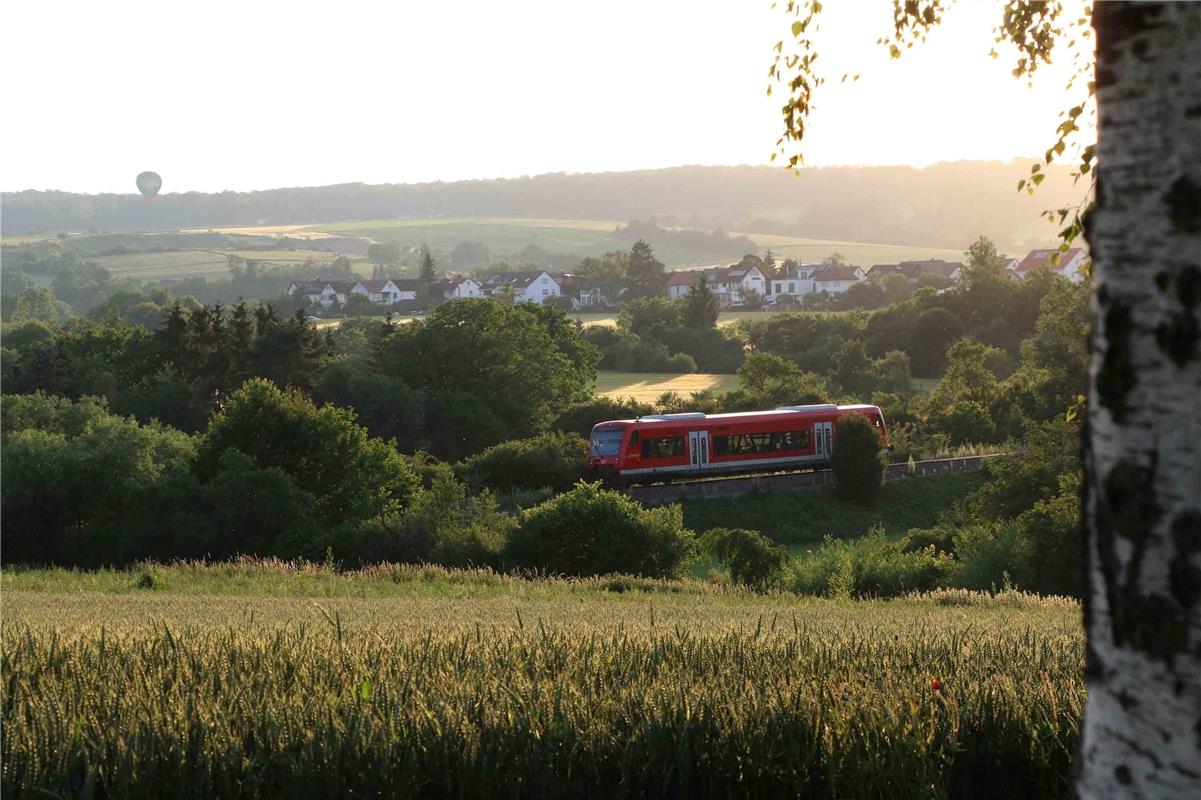 "Der Abend neigt sich. Über der Erddeponie bei Haslach schwebt ein Heißluftballo...