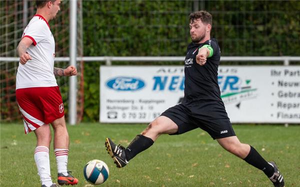 Der Affstätter Spielführer Fridolin Berger (rechts, im Zweikampf mit Unterjettingens Nick Notter) steigt bereits in der Rückrunde als spielender Co-Trainer bei seinem Heimatverein ein. GB-Foto: Vecsey