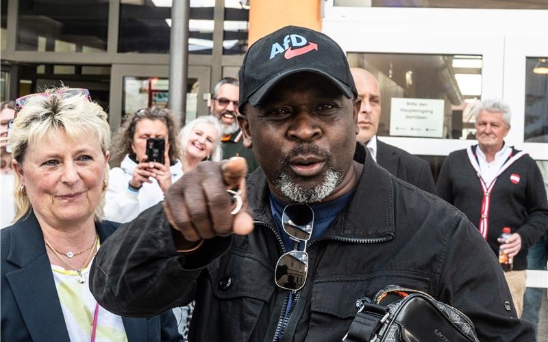 Der Aktivist Serge Menga Nsibu beim Bürgerdialog in Jettingen, neben ihm die Herrenberger AfD-Ortsbeauftragte und Kreisrätin Christine Schäfer. GB-Fotos: Schmidt